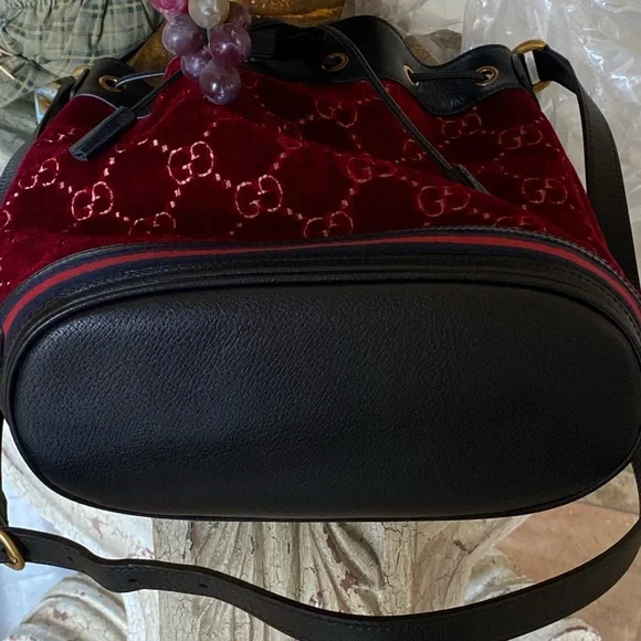 ❤️❤️”GUCCI RED VELVET BUCKET BAG”❤️❤️ - Picture 6 of 9